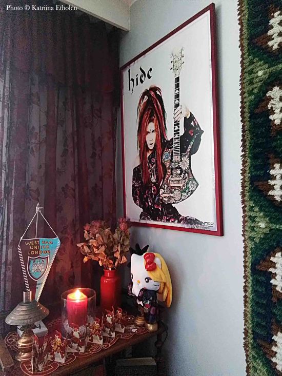 hide poster on the living room wall